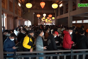 Biển người đổ về danh thắng Tràng An du xuân ngày đầu năm mới