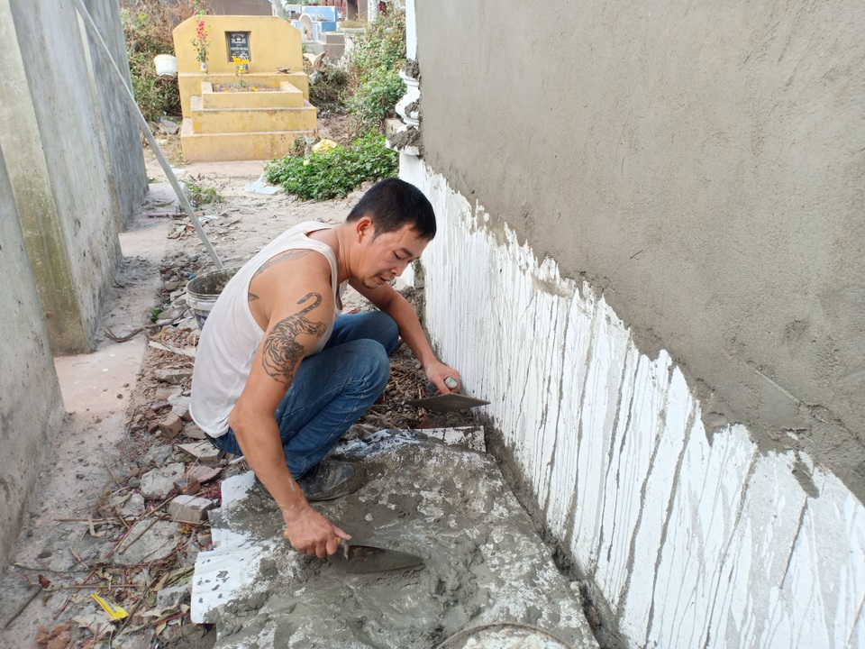 Hà Nội: Nghề tảo mộ thuê đắt khách dịp cận Tết - 4 Hà Nội: Nghề tảo mộ thuê đắt khách dịp cận Tết - 4