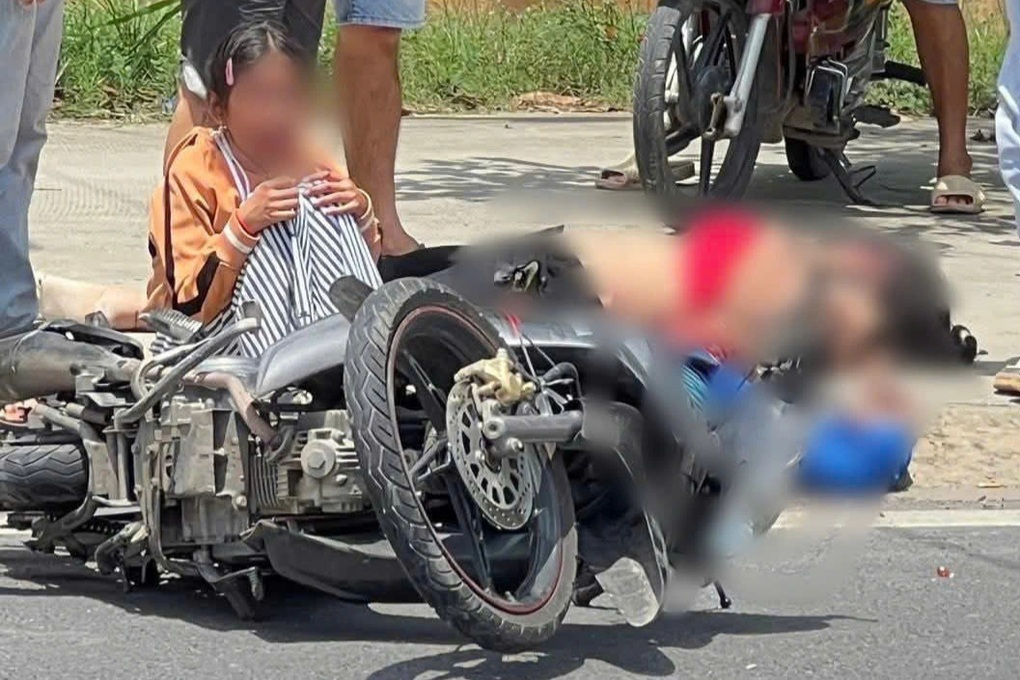Con gái gào khóc tại hiện trường tai nạn khiến ba, mẹ tử vong ở TPHCM - 1