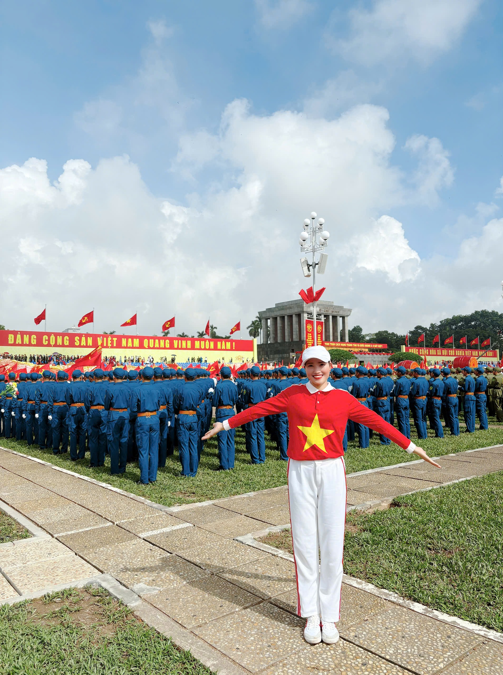 Bela atleta se emocionou ao ser homenageada ao carregar a tocha na cerimônia do A80 - 5º aniversário Nữ VĐV xinh đẹp xúc động khi được vinh dự rước đuốc ở Lễ kỷ niệm A80 - 5