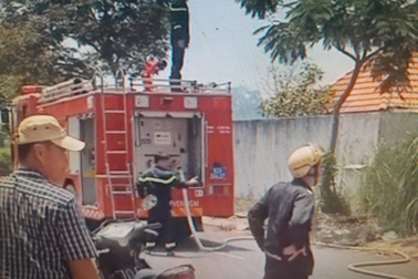 Đám cháy lớn từ bãi đất trống suýt lan vào khu dân cư cao cấp