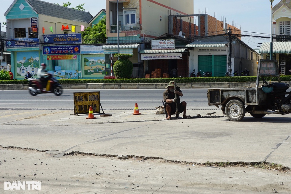 Triết lý bí mật của người đàn ông tật nguyền ngày ngày lê chân vá đường - 5 Triết lý bí mật của người đàn ông tật nguyền ngày ngày lê chân vá đường - 5