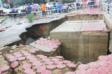 Hè, đường sụt vỡ toang hoác, trôi ra lòng kênh sau mưa lớn