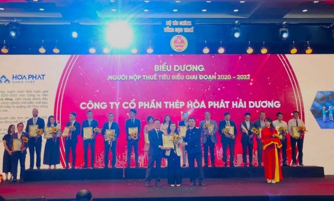 Bà Đỗ Thị Thảo - Giám đốc CTY CP Thép Hòa Phát Hải Dương nhận bằng khen từ Tổng Cục Thuế. 