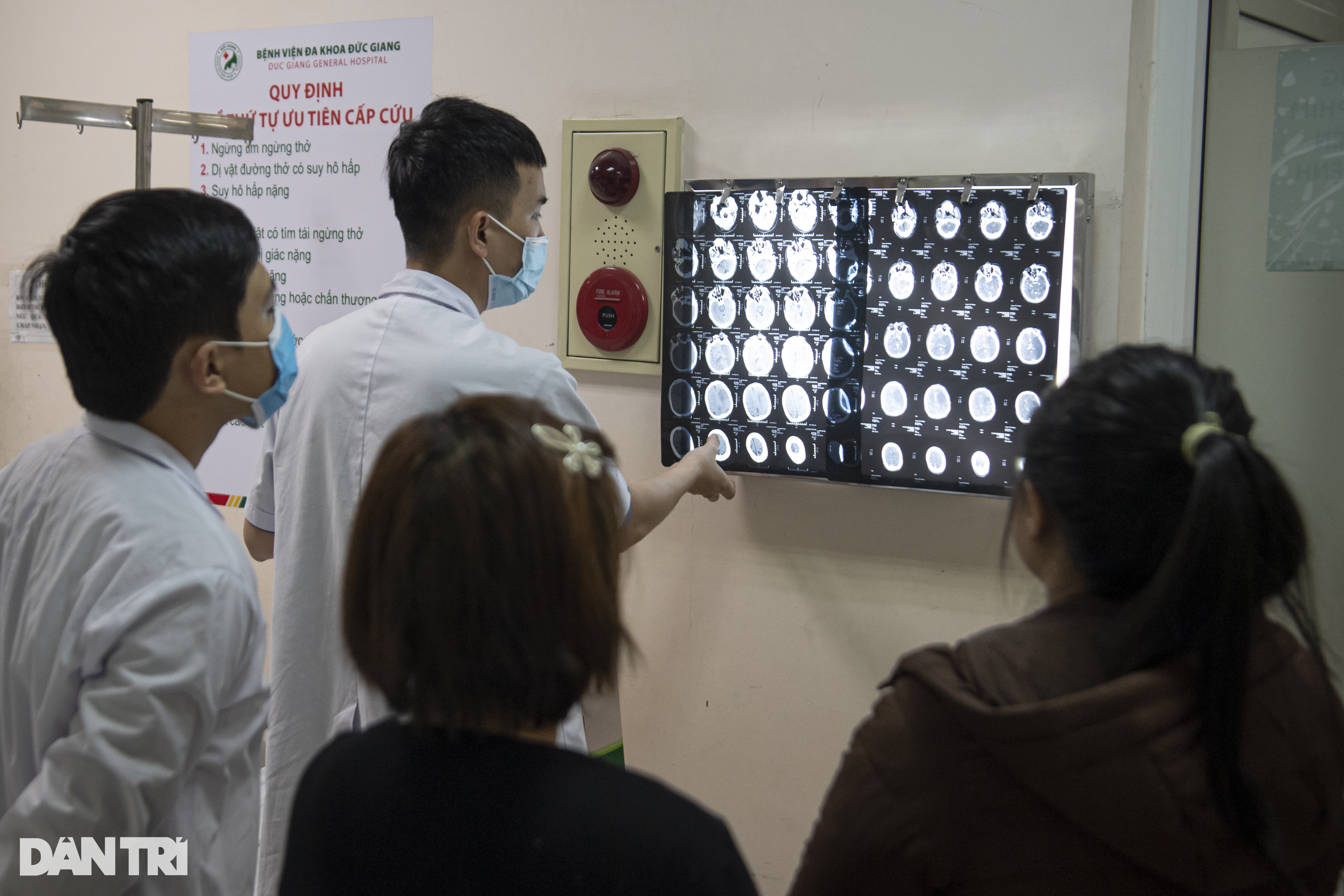 Đêm trắng cấp cứu: Chân không nghỉ, đèn không tắt trên đường đua sinh mệnh - 21 Đêm trắng cấp cứu: Chân không nghỉ, đèn không tắt trên đường đua sinh mệnh - 21