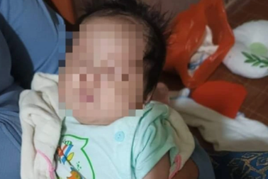 Bé trai sơ sinh khóc ngằn ngặt trong thùng xốp lúc rạng sáng