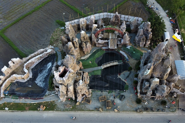 Độc đáo hang đá Giáng sinh khổng lồ làm từ hàng nghìn cây tre