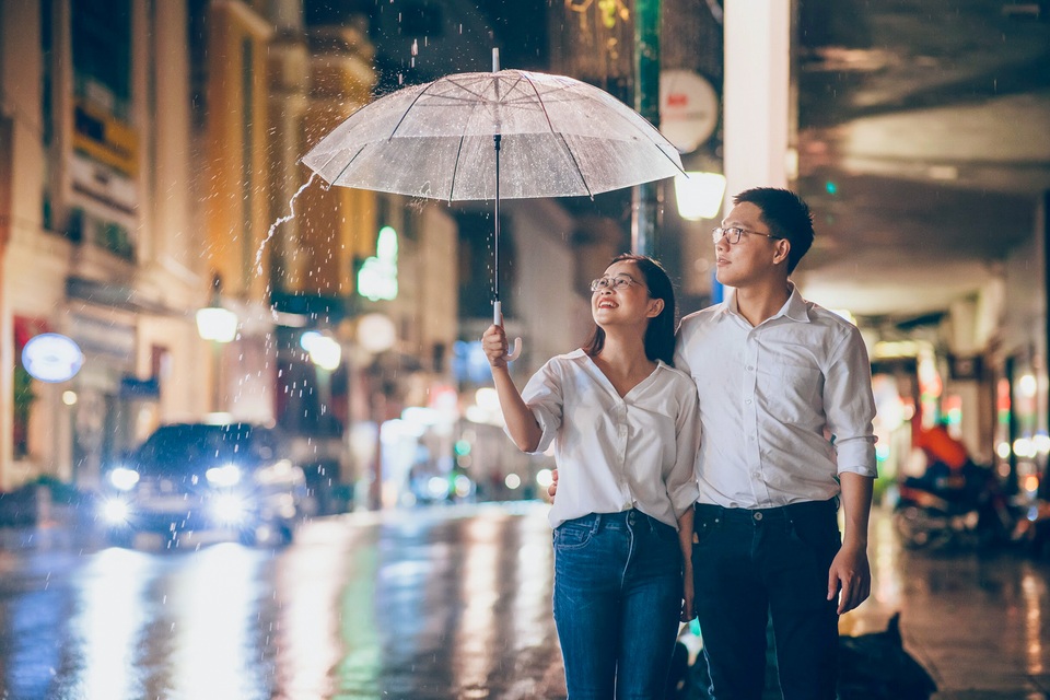 Ngắm Hà Nội lãng mạn trong mưa qua bộ ảnh của cặp đôi trẻ - 6 Ngắm Hà Nội lãng mạn trong mưa qua bộ ảnh của cặp đôi trẻ - 6