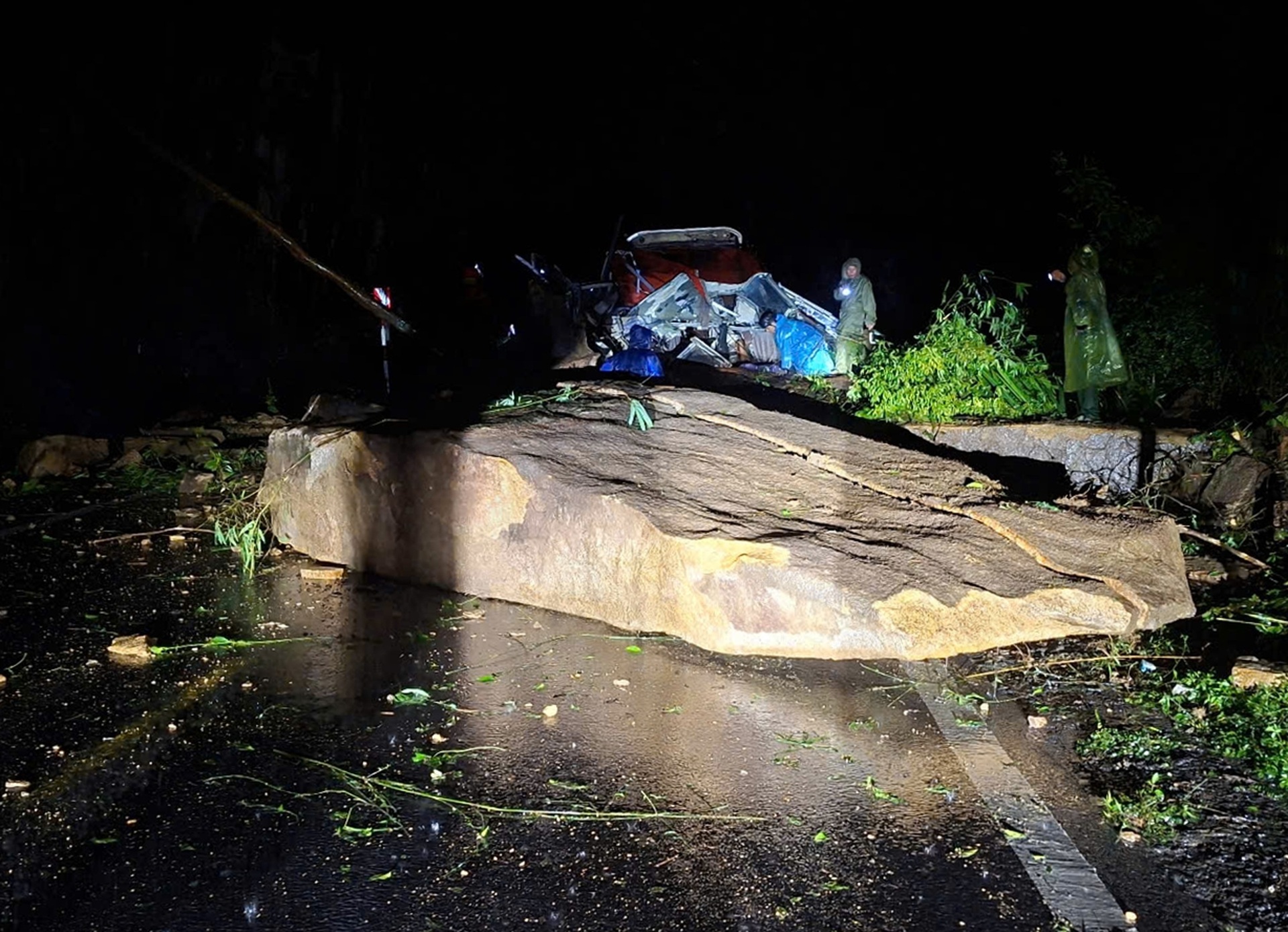 Hiện trường vụ đá lăn đè xe khách ở Khánh Hòa khiến 6 người tử vong - 1 Hiện trường vụ đá lăn đè xe khách ở Khánh Hòa khiến 6 người tử vong - 1