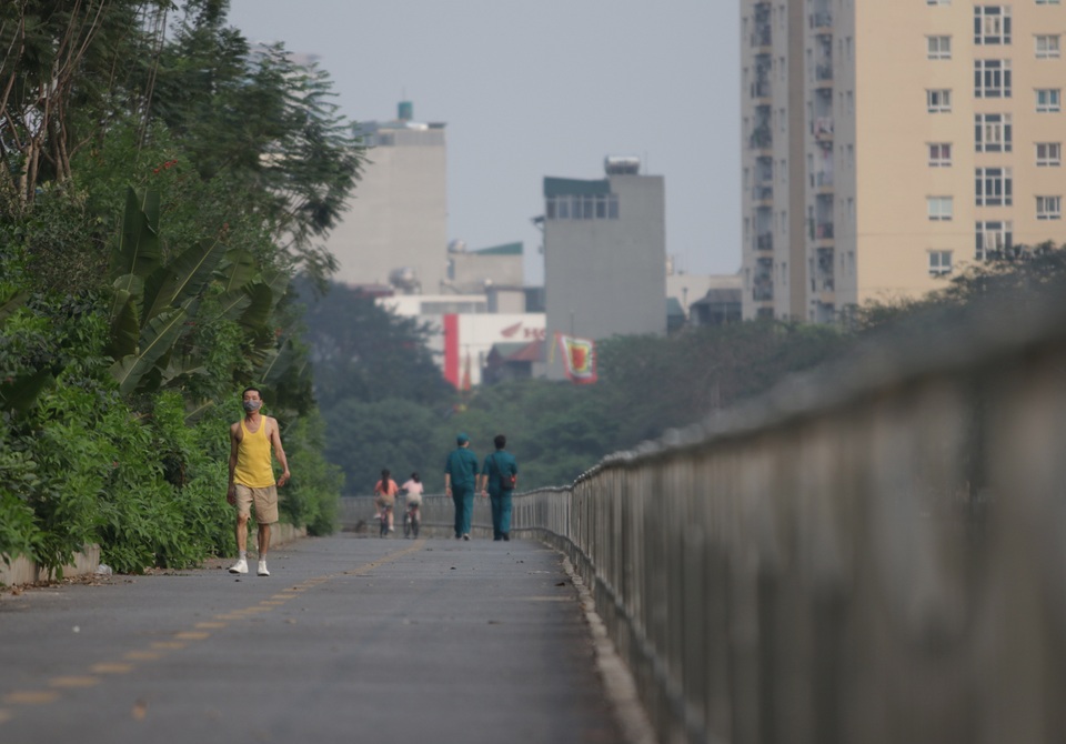 Bất chấp biển cấm, nhiều người nối nhau vào phố đi bộ để tập thể dục - 7