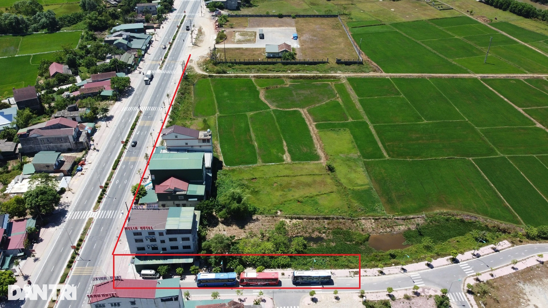 Bến xe hàng chục tỷ đồng bỏ hoang, xe tuyến phải đứng đường đón trả khách - 12 Bến xe hàng chục tỷ đồng bỏ hoang, xe tuyến phải đứng đường đón trả khách - 12