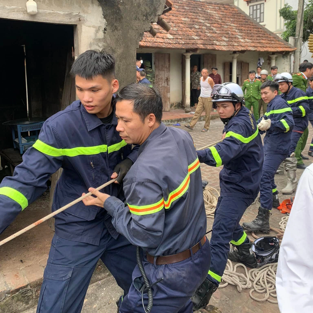 Giải cứu người đàn ông rơi xuống giếng sâu 25m ở Hà Nội - 2 Giải cứu người đàn ông rơi xuống giếng sâu 25m ở Hà Nội - 2