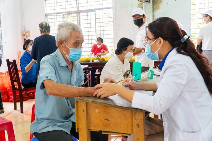 Chương trình đã phối hợp với đoàn bác sĩ Bệnh viện Hùng Vương khám chữa bệnh và phát thuốc cho 100 người dân 