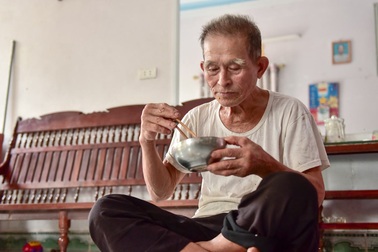 Người đàn ông có biệt tài ăn 8 bát cơm, "tráng miệng" bằng 15 quả trứng vịt lộn