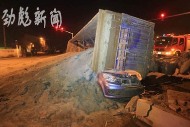 Trung Quốc: Xe tải chở cát đè bẹp xe con, 5 người tử vong