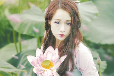 Gặp lại "công chúa cosplay" trong bộ ảnh sen lãng mạn