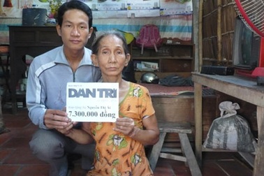 Trao tiền hỗ trợ cho bà Nguyễn Thị Ái