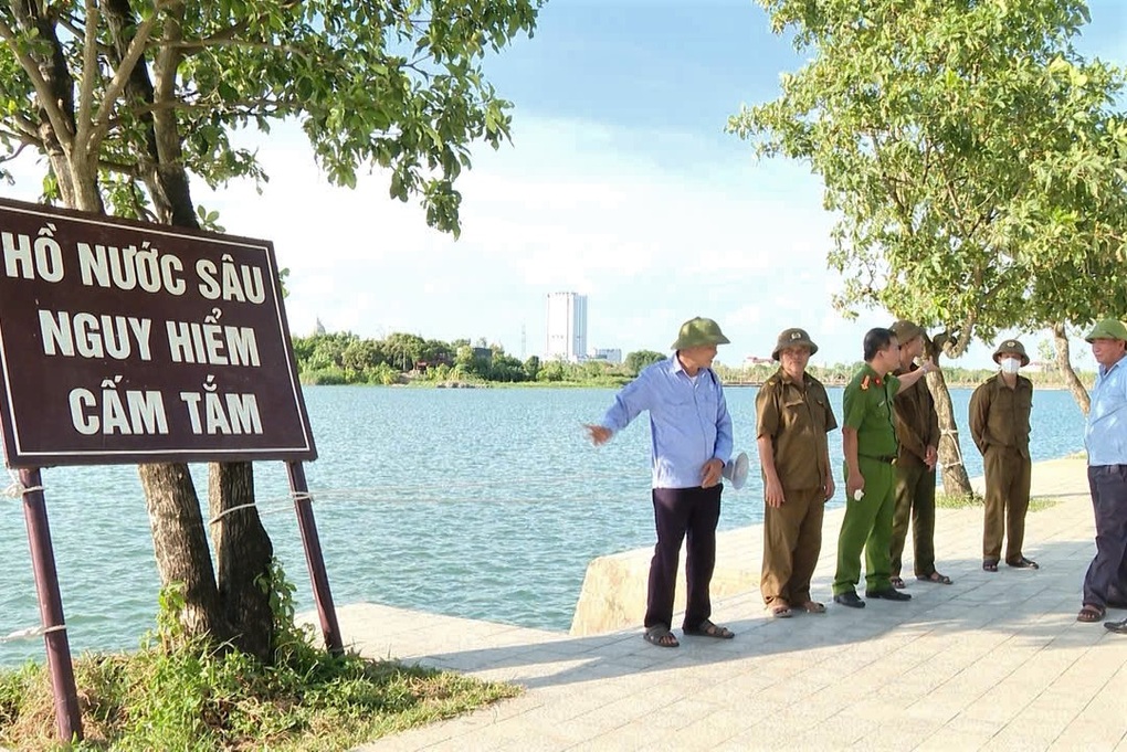 Quyết liệt ngăn người dân tự ý bơi lội tại hồ núi Lớ - 2