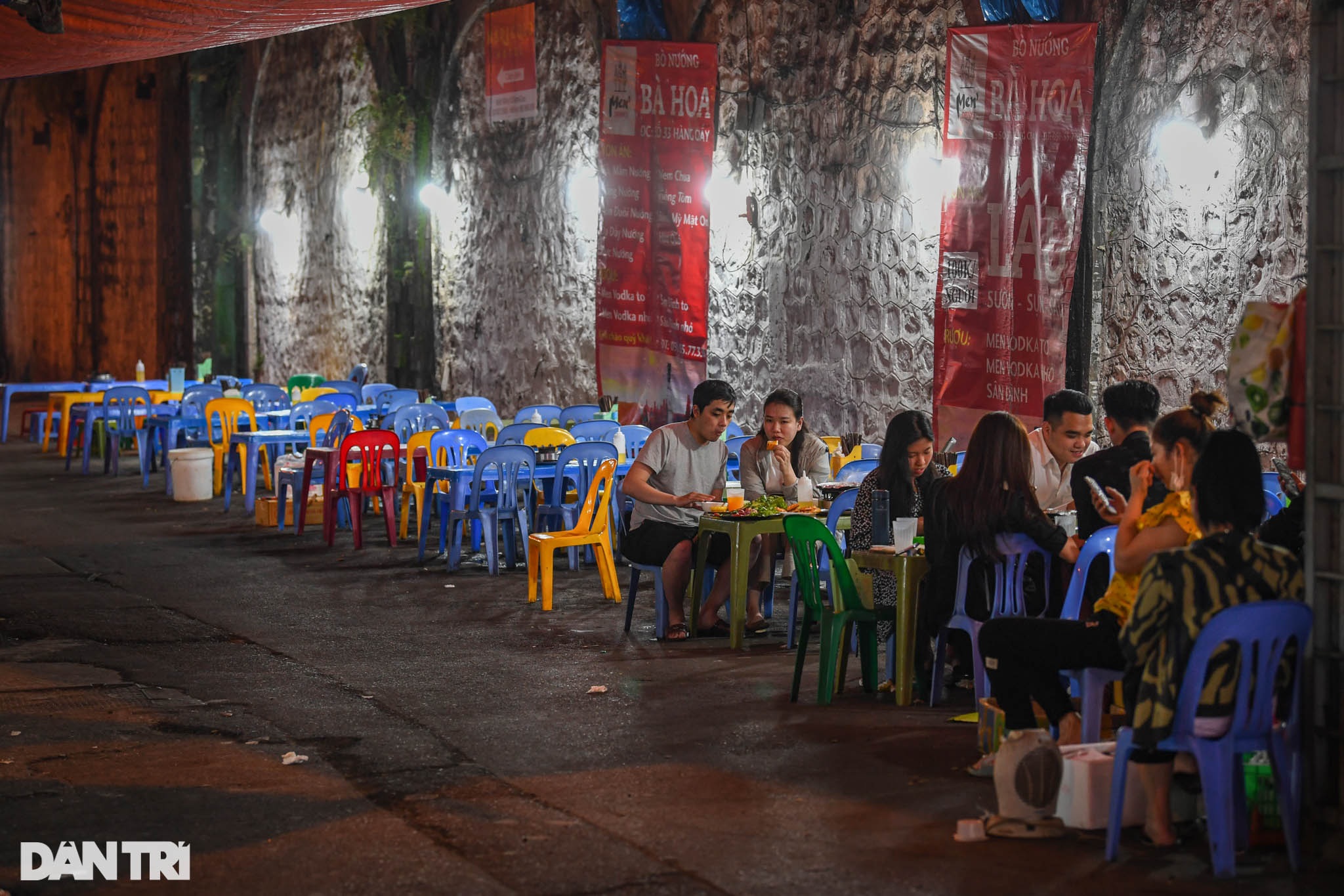 Hà Nội: Phố bia Tạ Hiện đông kín khách, các hàng quán nhộn nhịp sau 21h - 15 Hà Nội: Phố bia Tạ Hiện đông kín khách, các hàng quán nhộn nhịp sau 21h - 15