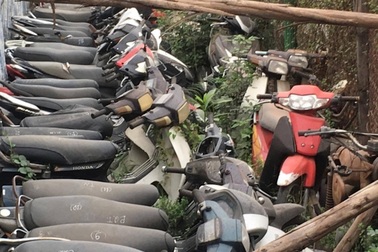 Trưởng công an xã đem 24 xe vi phạm đi... bán ve chai