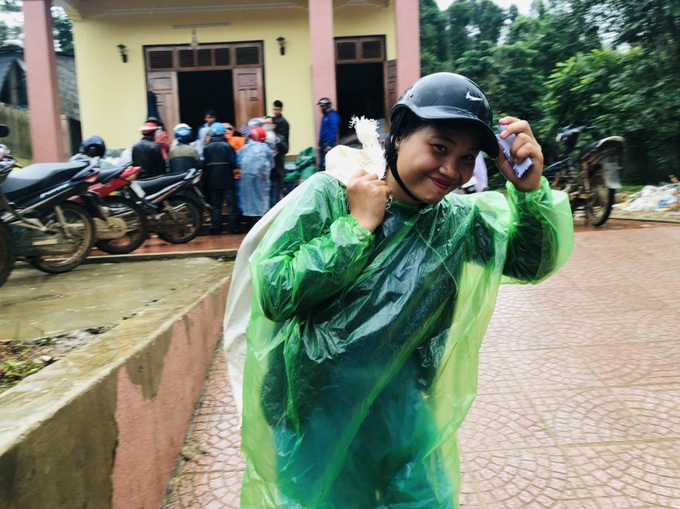 Hơn 3 giờ lội bộ đi nhận quà cứu trợ - Ảnh 13. Hơn 3 giờ lội bộ đi nhận quà cứu trợ - Ảnh 13.
