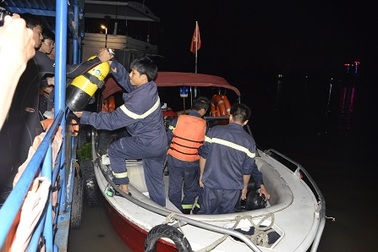 Trắng đêm tìm kiếm thuyền viên mất tích trong vụ đâm tàu trên sông Sài Gòn