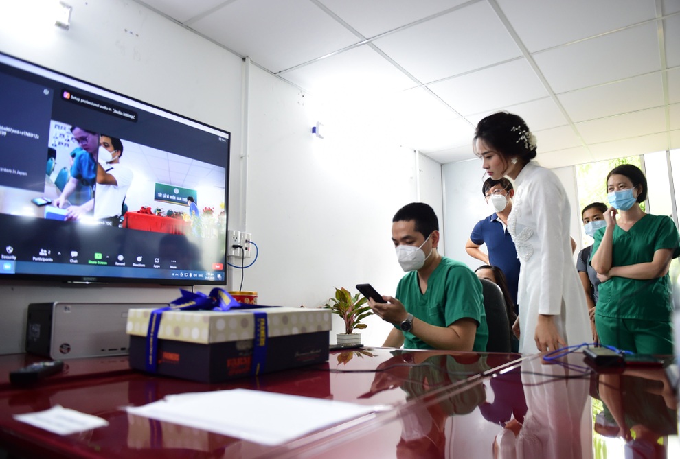 Đám cưới online của nữ điều dưỡng Hà Nội tại bệnh viện dã chiến ở TPHCM - 4 Đám cưới online của nữ điều dưỡng Hà Nội tại bệnh viện dã chiến ở TPHCM - 4