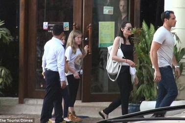 Bắt gặp Angelina Jolie trên đường phố Siem Reap