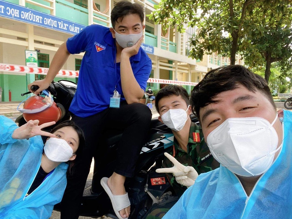 Nhan sắc cô nàng triệu view sau bộ đồ tình nguyện viên chống dịch - 2 Nhan sắc cô nàng triệu view sau bộ đồ tình nguyện viên chống dịch - 2