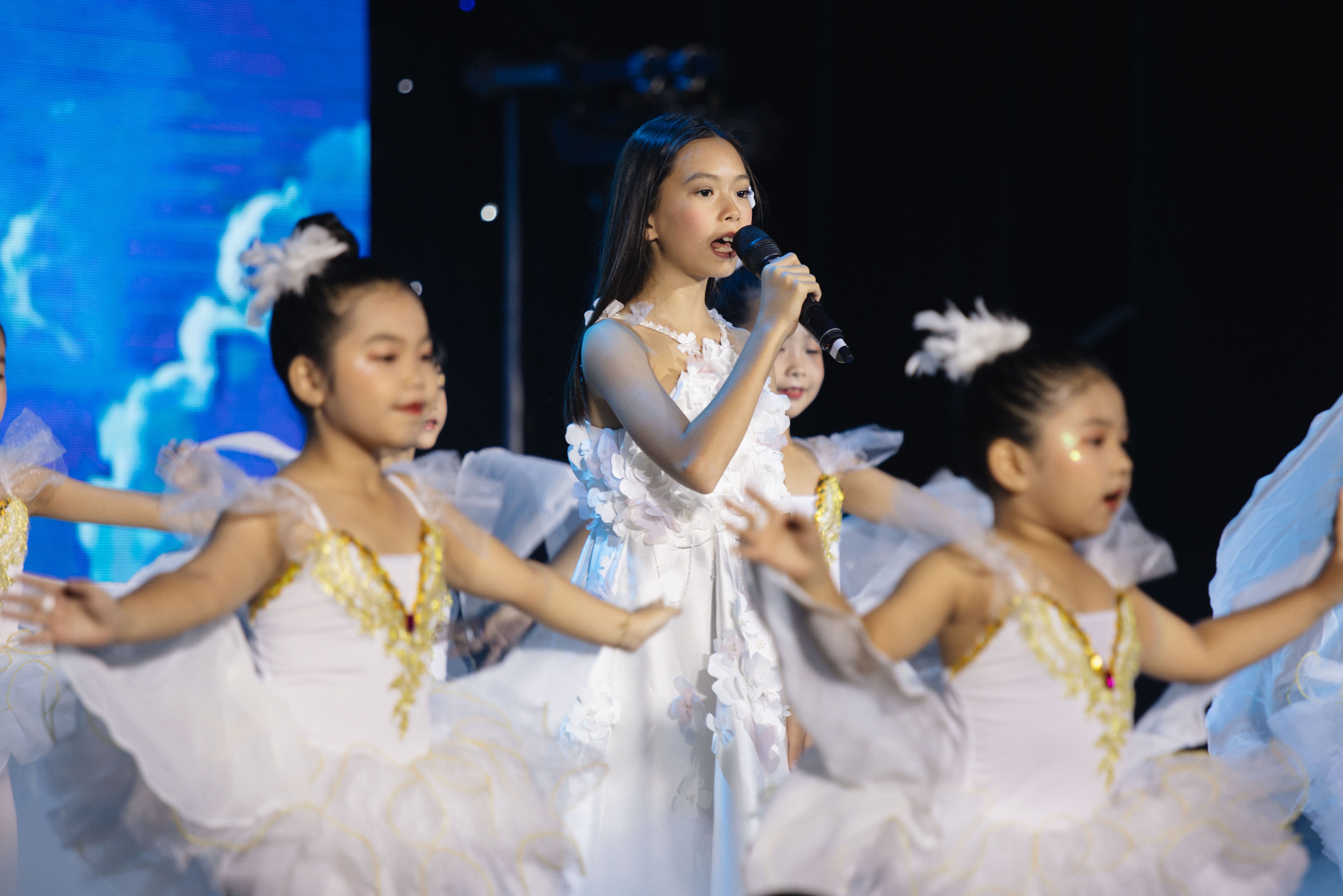 Con trai 17 tuổi của Hà Kiều Anh gây chú ý khi đệm đàn cho diva Hồng Nhung - 2