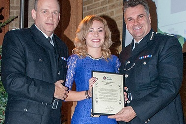 Vinh danh cô gái dùng tóc cứu người nhảy cầu tự vẫn