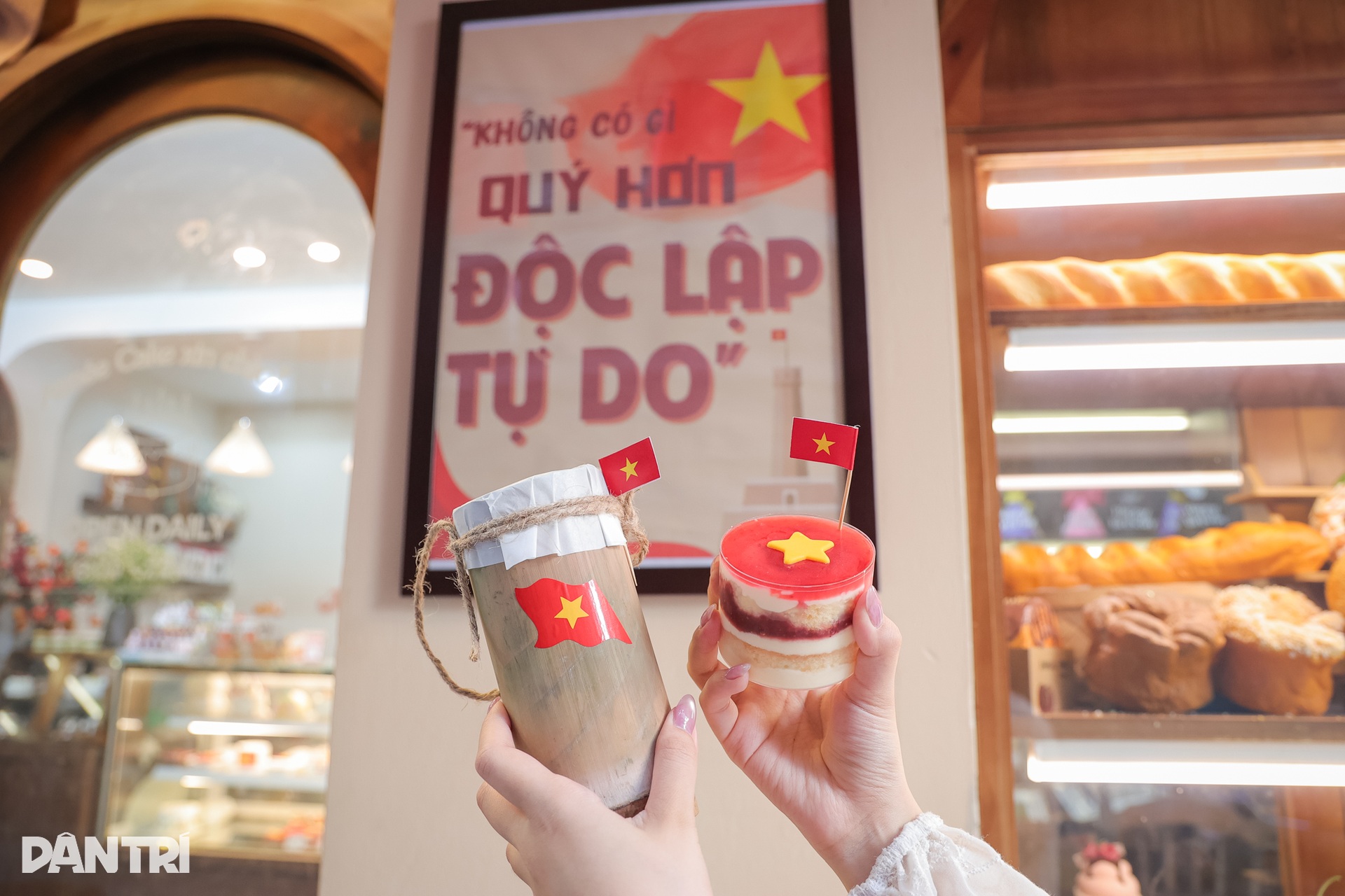 Cà phê yêu nước rực đỏ khắp Hà Nội, bán cả trăm cốc/ngày - 13 Cà phê yêu nước rực đỏ khắp Hà Nội, bán cả trăm cốc/ngày - 13