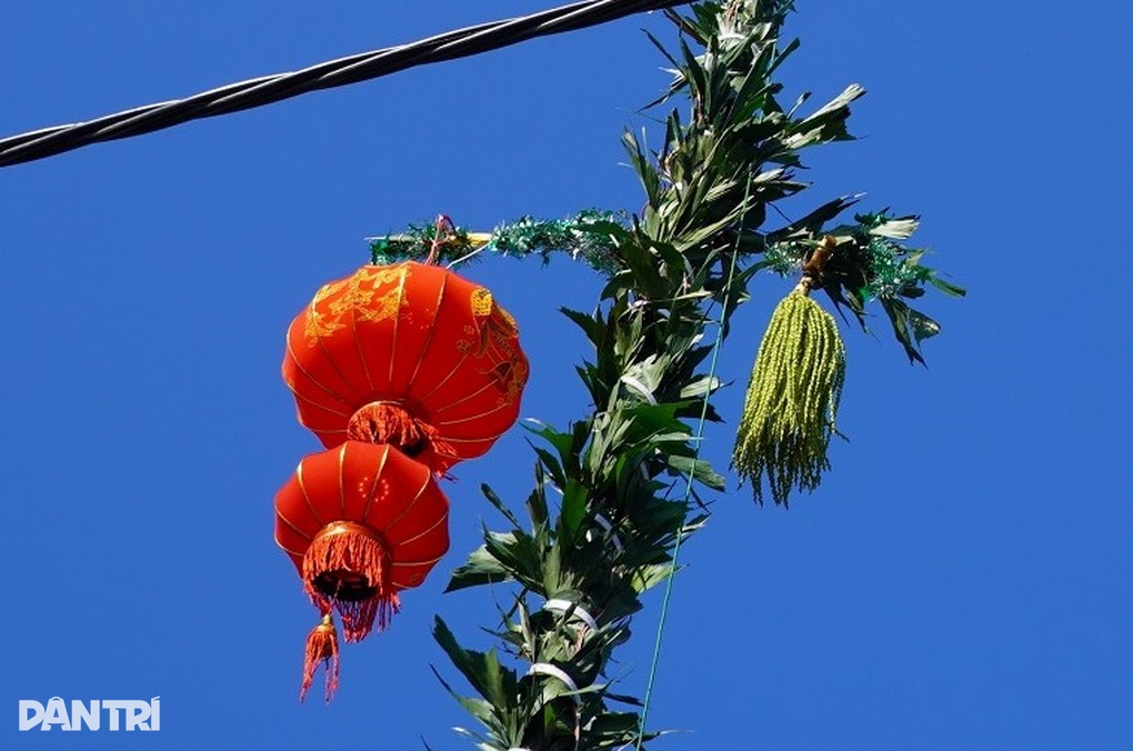 Trang trí đèn lồng đón Tết, một người bị điện giật tử vong - 1 Trang trí đèn lồng đón Tết, một người bị điện giật tử vong - 1