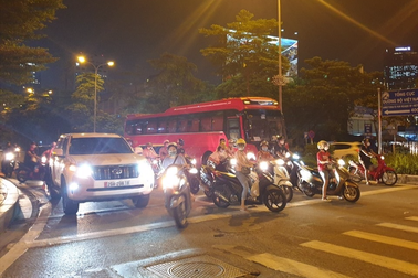 Lắp thêm đèn chiếu sáng cho xe máy có bị xử phạt không?