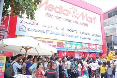 Xếp hàng dài ở siêu thị mới khai trương chờ mua hàng điện máy khuyến mại