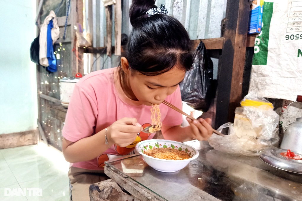 Cha mẹ bỏ nhau, 2 chị em đói khổ, cả tuần chia nhau 1kg gạo - 2 Cha mẹ bỏ nhau, 2 chị em đói khổ, cả tuần chia nhau 1kg gạo - 2