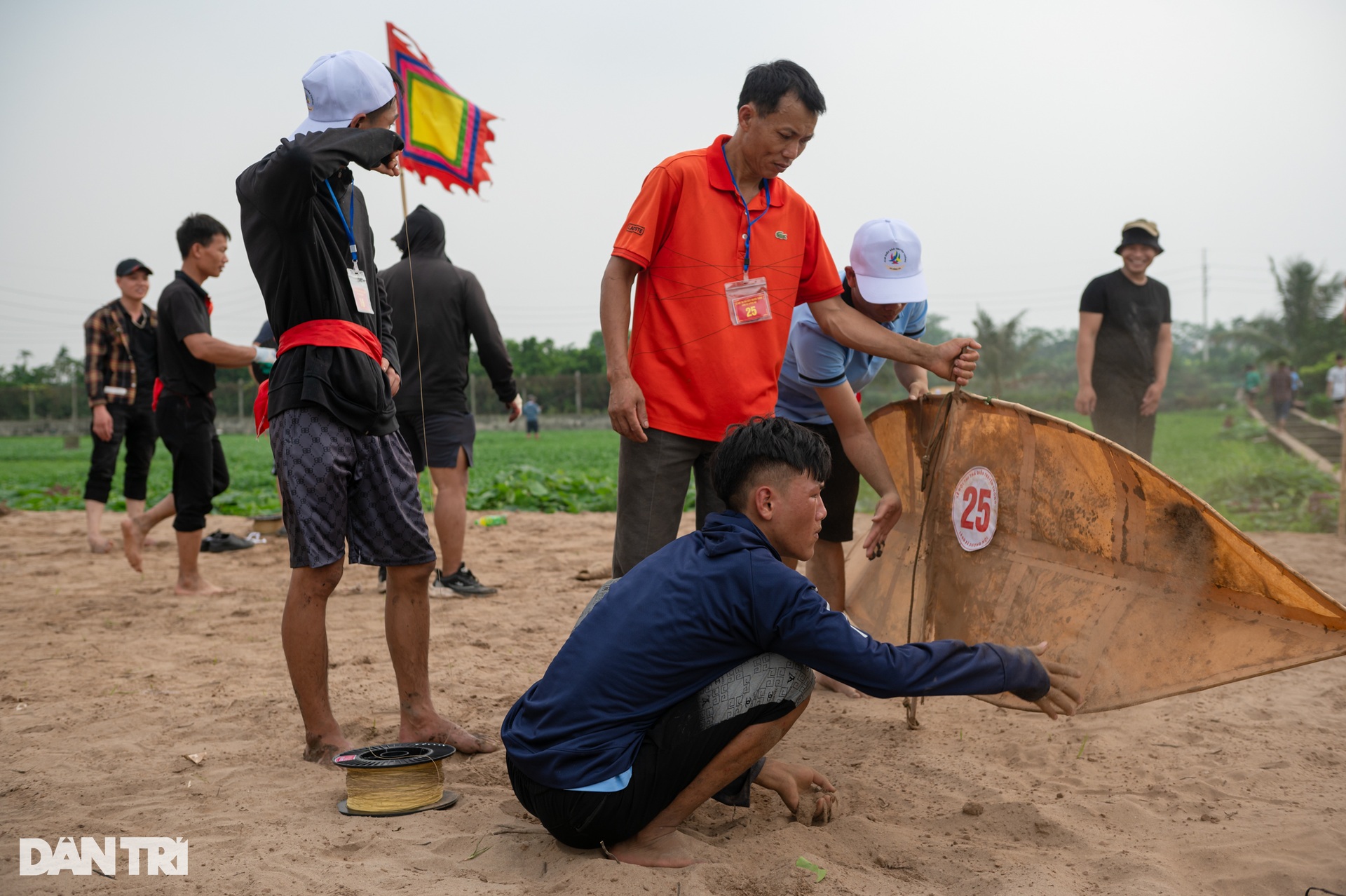 Những cánh diều khủng dài 4m ở hội thi làng Bá Dương Nội - 12 Những cánh diều khủng dài 4m ở hội thi làng Bá Dương Nội - 12