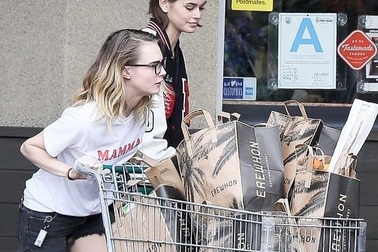 Kaia Gerber đeo găng tay đi siêu thị