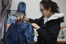 Người phụ nữ kéo dài vòng đời cho những chiếc quần jean cũ