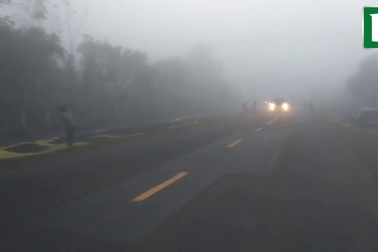 Sương mù bủa vây lấy phố núi