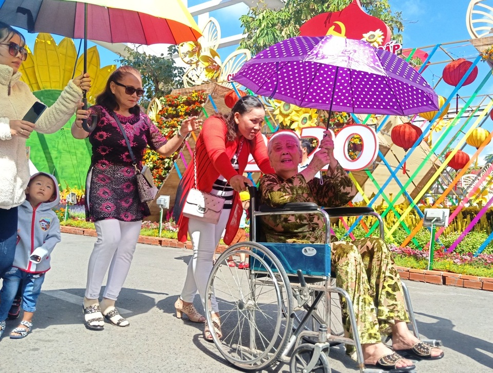 Hàng nghìn người chen chân ngắm đường hoa tráng lệ trước khi bị phá bỏ - 5 Hàng nghìn người chen chân ngắm đường hoa tráng lệ trước khi bị phá bỏ - 5