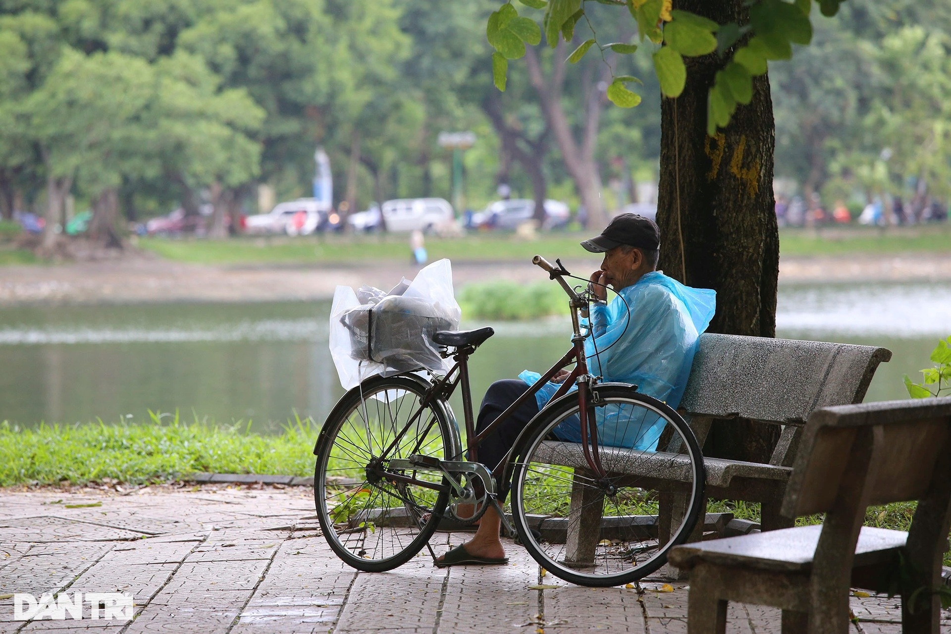 Người Hà Nội co ro trong đợt không khí lạnh tăng cường - 12 Người Hà Nội co ro trong đợt không khí lạnh tăng cường - 12