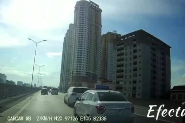 Xem ô tô chơi "mèo đuổi chuột" ở đường trên cao