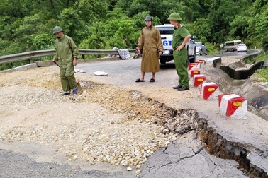 Quốc lộ sụt lún, đứt gãy, huyện biên giới Nghệ An cấm đường