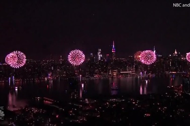 Pháo hoa rợp trời mừng Quốc khánh Mỹ