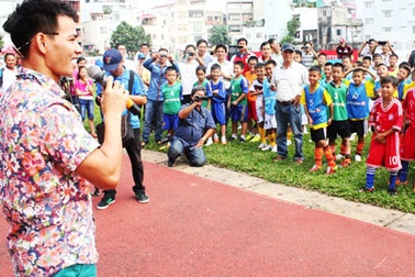 Xuân Bắc cổ vũ nhiệt tình trên sân cỏ