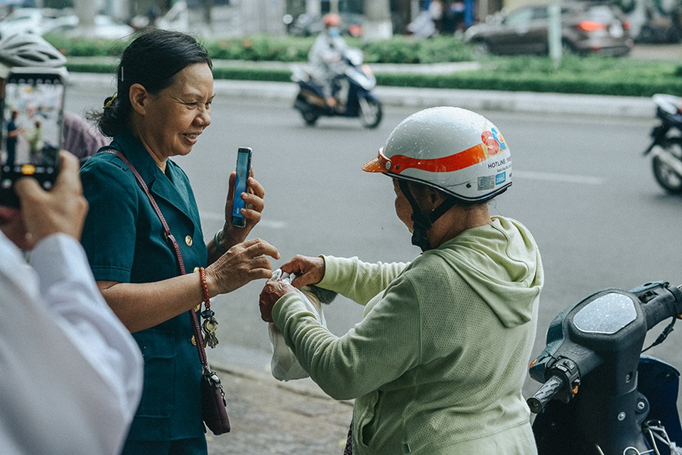 Tấm áo, bữa cơm thơm thảo giúp người khó khăn ở Đà Nẵng - 5 Tấm áo, bữa cơm thơm thảo giúp người khó khăn ở Đà Nẵng - 5