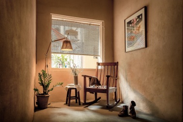 Vợ chồng kiến trúc sư trẻ biến tập thể cũ thành quán cà phê sơn tường đất