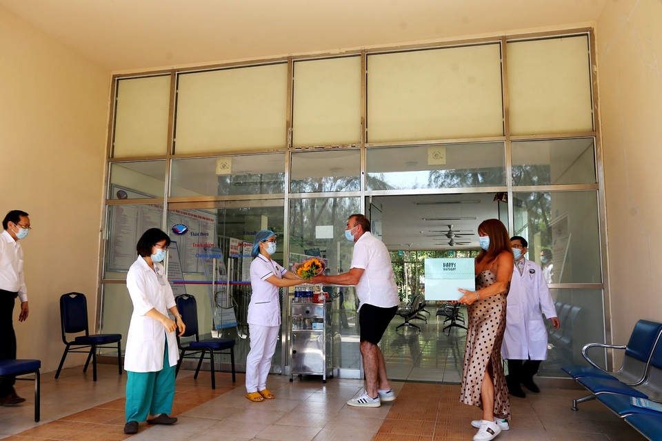 Bệnh nhân mắc Covid-19 người Anh: Tôi biết ơn vì được chăm sóc, điều trị - 3 Bệnh nhân mắc Covid-19 người Anh: Tôi biết ơn vì được chăm sóc, điều trị - 3