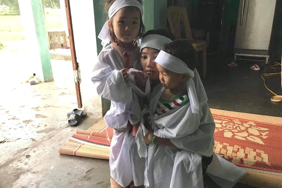Bạn đọc giúp đỡ 2 đứa trẻ mồ côi cha sau vụ tai nạn gần 110 triệu đồng - 1 Bạn đọc giúp đỡ 2 đứa trẻ mồ côi cha sau vụ tai nạn gần 110 triệu đồng - 1